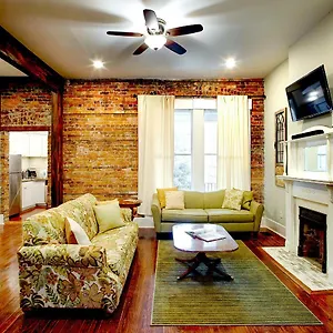 newly-renovated-downtown-apt.top-hotels-in-savannah.com/